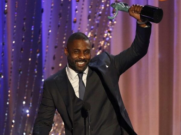 Ιππότης ο Idris Elba και διάκριση για τη Cynthia Erivo με τη βούλα του βασιλιά Καρόλου