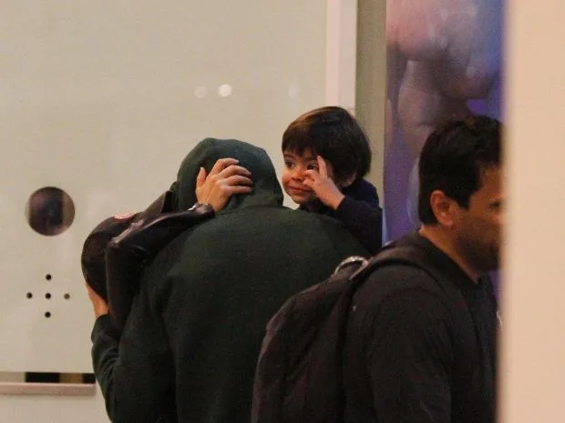 EXCLUSIVE: **NO WEB** Shakira is welcomed in Barcelona by Gerard Pique and children as she arrives from Miami.