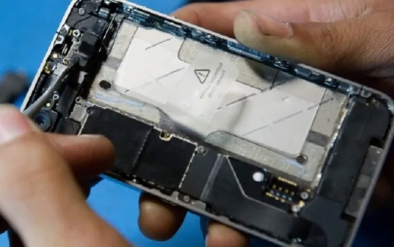 Εσωτερικό ενός iPhone κατά τη διάρκεια επισκευής ή αποσυναρμολόγησης.