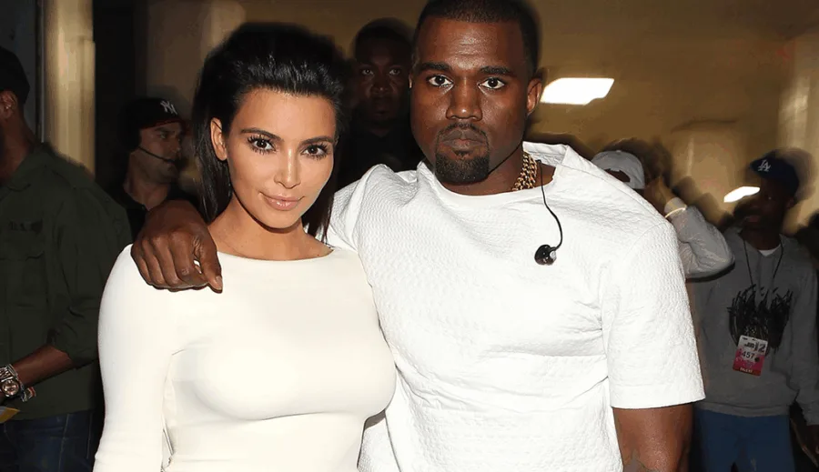 Η Kim Kardashian και ο Kanye West ποζάρουν μαζί φορώντας λευκά ρούχα.