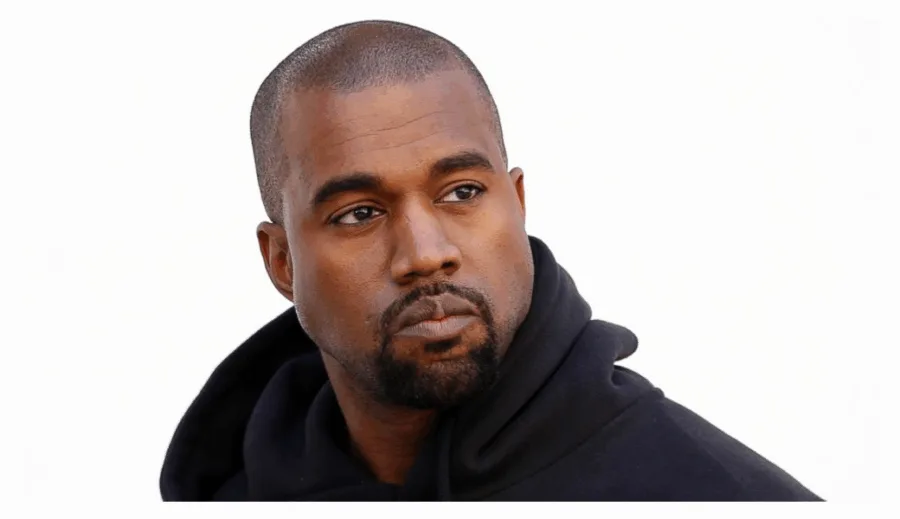 Ο Kanye West με μαύρο φούτερ σε λευκό φόντο.