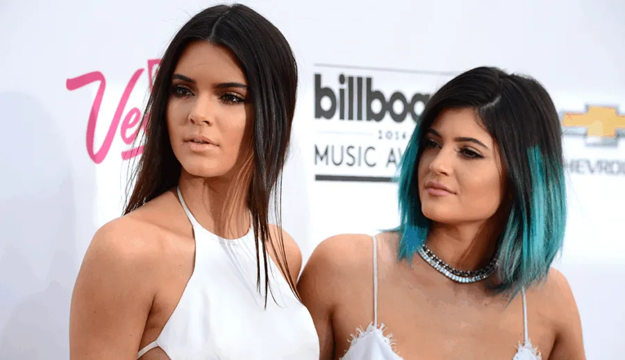 Η Kendall και η Kylie Jenner σε εκδήλωση των Billboard Music Awards.