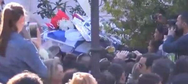 Πραγματικά ραγίζουν καρδιές οι εικόνες και βίντεο από την κηδεία του Παντελή Παντελίδη!