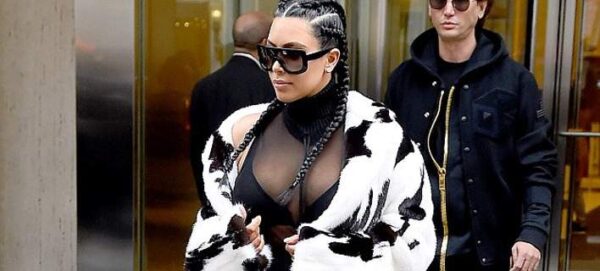 Η Kim Kardashian γίνεται Κρουέλα ντε Βιλ! – Το ασπρόμαυρο παλτό και το διαφανές μπούστο.