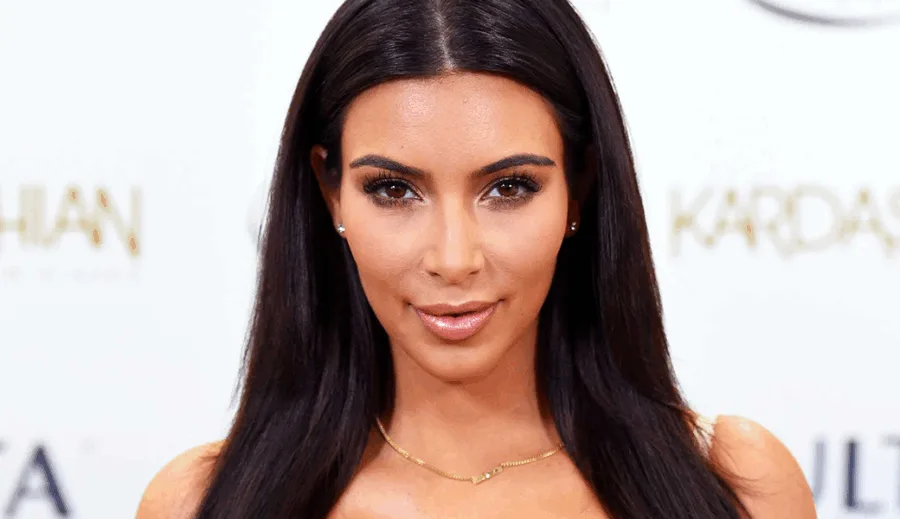 Κοντινό πορτρέτο της Kim Kardashian σε επίσημη εκδήλωση.