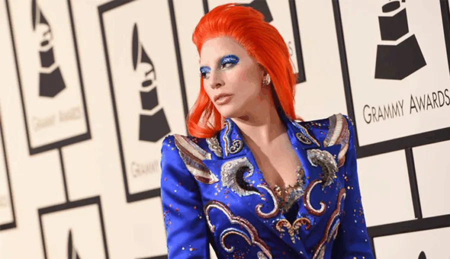 Η Lady Gaga με πορτοκαλί μαλλιά και μπλε κεντημένο σακάκι στα βραβεία Grammy.