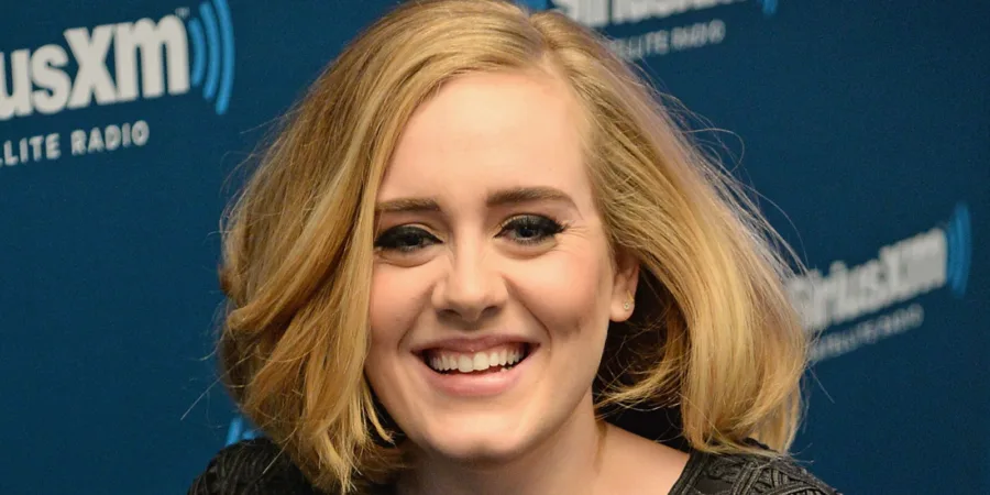 Κοντινό πλάνο της Adele να χαμογελάει σε εκδήλωση του SiriusXM.