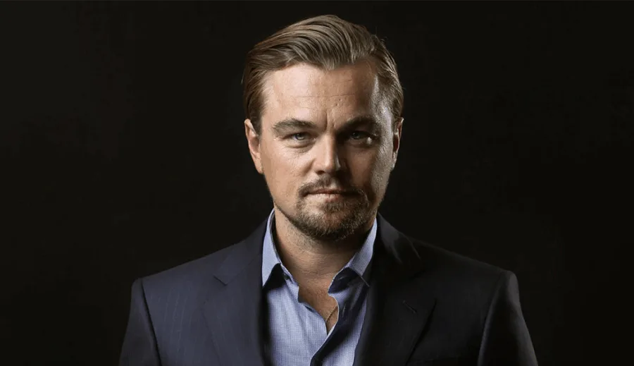 Ο Leonardo DiCaprio με κοστούμι σε μαύρο φόντο