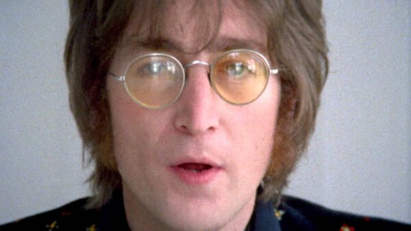 Σε δημοπρασία τούφα από τα μαλλιά του John Lennon!