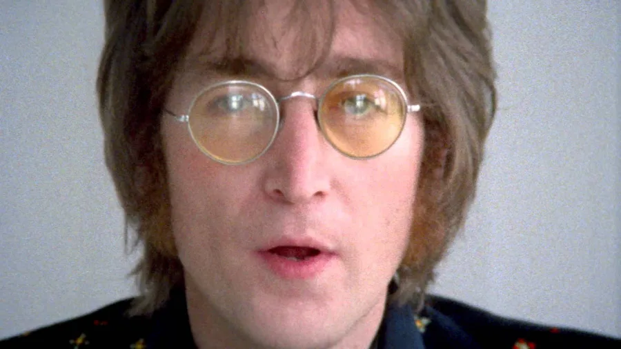 Κοντινό πλάνο του John Lennon με στρογγυλά γυαλιά