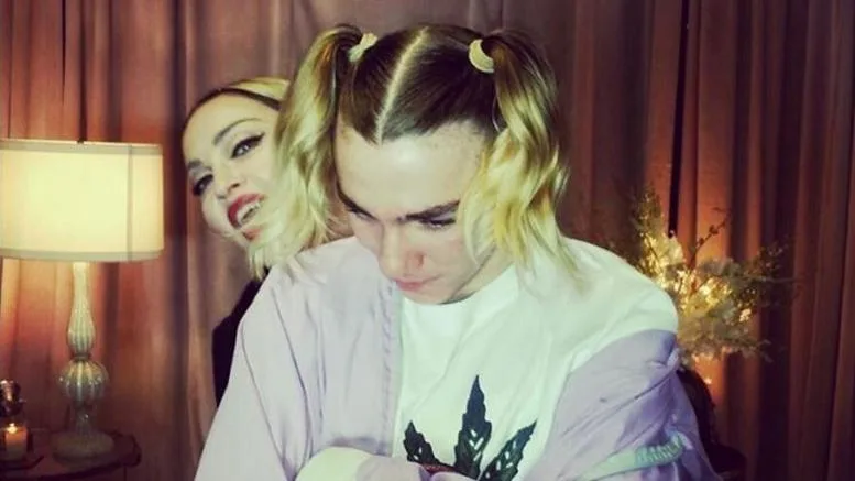 Η Madonna με τον γιο της, Rocco Ritchie, σε κοινή τους φωτογραφία.