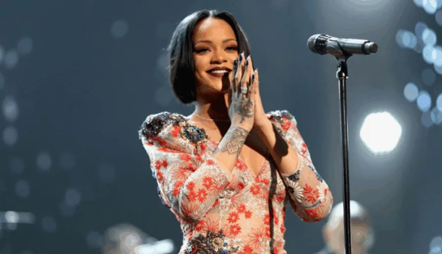 Η Rihanna στη σκηνή με φλοράλ φόρεμα και μικρόφωνο