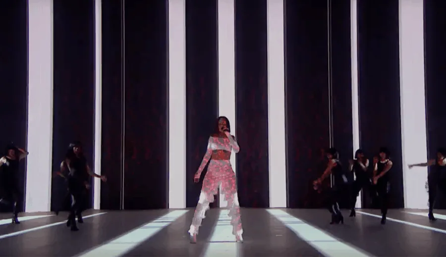 Η Rihanna στη σκηνή των Brit Awards με χορευτές.