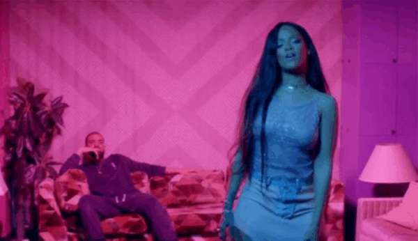 Τα πέταξε όλα στο νέο της βιντεοκλίπ η Rihanna