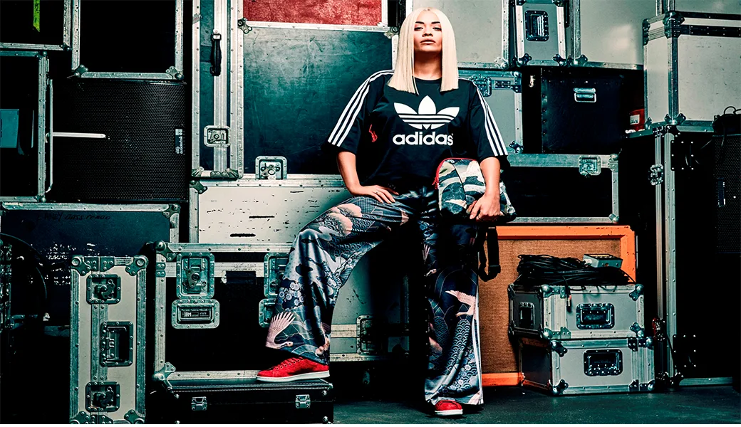 Η Rita Ora ποζάρει με ρούχα της συλλογής Asian Arena των adidas Originals.