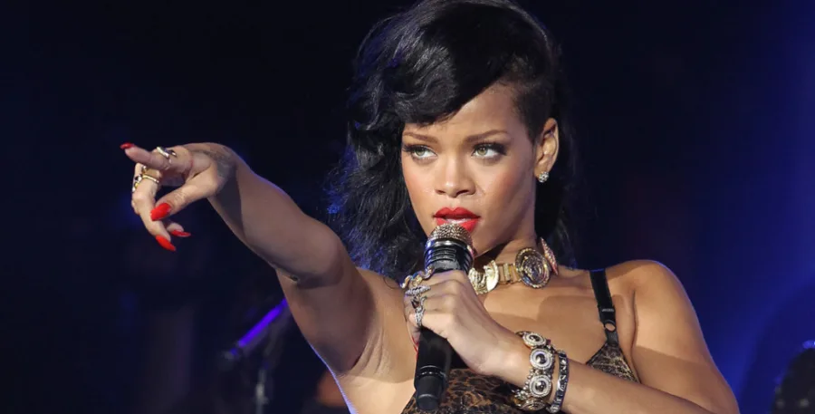 Η Rihanna τραγουδάει σε σκηνή κρατώντας μικρόφωνο