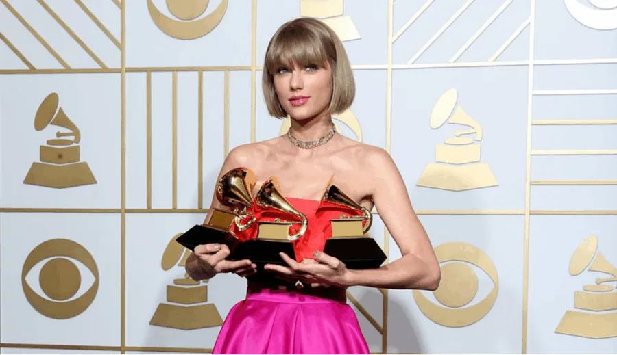 Η Taylor Swift με τρία βραβεία Grammy