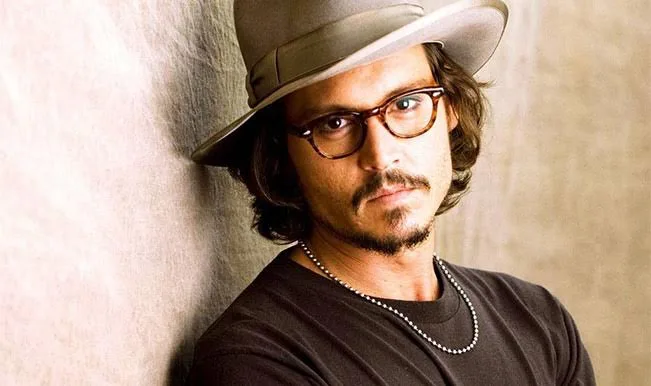 Ο Johnny Depp με καπέλο και γυαλιά οράσεως