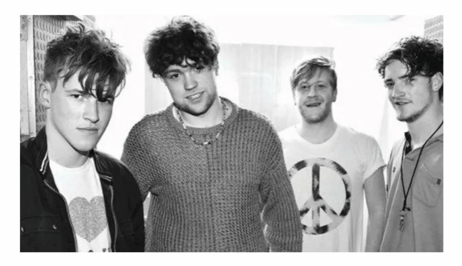 Το βρετανικό συγκρότημα Viola Beach σε ασπρόμαυρη φωτογραφία.