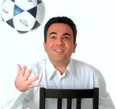 Ο Αντώνης Καρπετόπουλος με μια μπάλα ποδοσφαίρου.