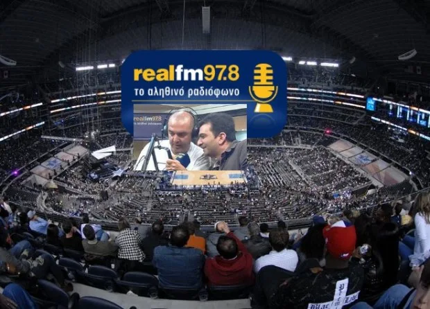 Λογότυπο Real FM 97.8 πάνω από φωτογραφία σταδίου και δύο άνδρες σε ραδιοφωνικό στούντιο.