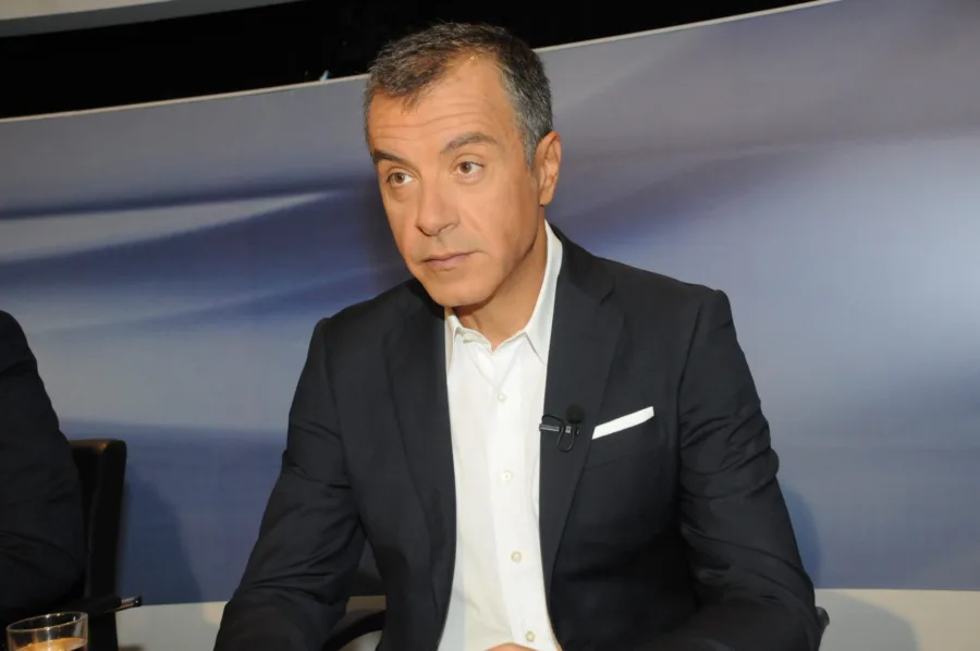 Ο Σταύρος Θεοδωράκης σε τηλεοπτικό στούντιο