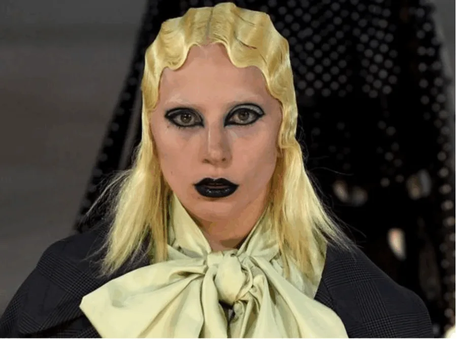 Η Lady Gaga στην πασαρέλα του Marc Jacobs με γοτθικό μακιγιάζ και ξανθά κυματιστά μαλλιά.