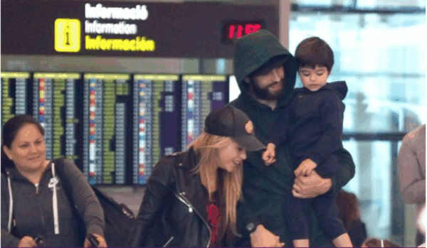 Με αγκαλιές και φιλιά υποδέχτηκε τη Shakira ο Pique στο αεροδρόμιο της Βαρκελώνης!