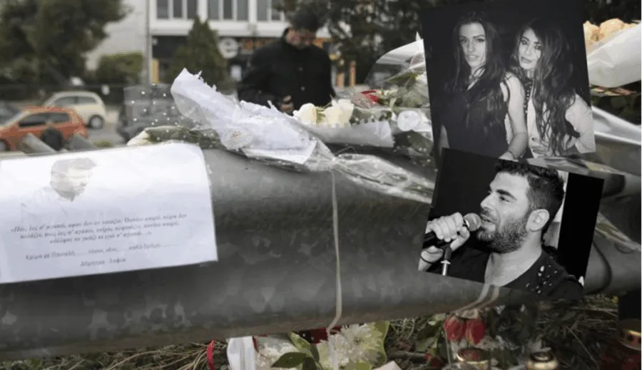 Μνημείο με λουλούδια και φωτογραφίες του Παντελή Παντελίδη στο σημείο του τροχαίου.