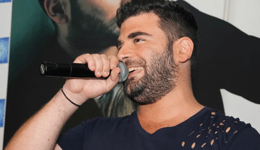 Ο Παντελής Παντελίδης τραγουδάει με μικρόφωνο