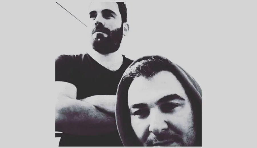 Ασπρόμαυρη φωτογραφία του Αντώνη Ρέμου και του Παντελή Παντελίδη.