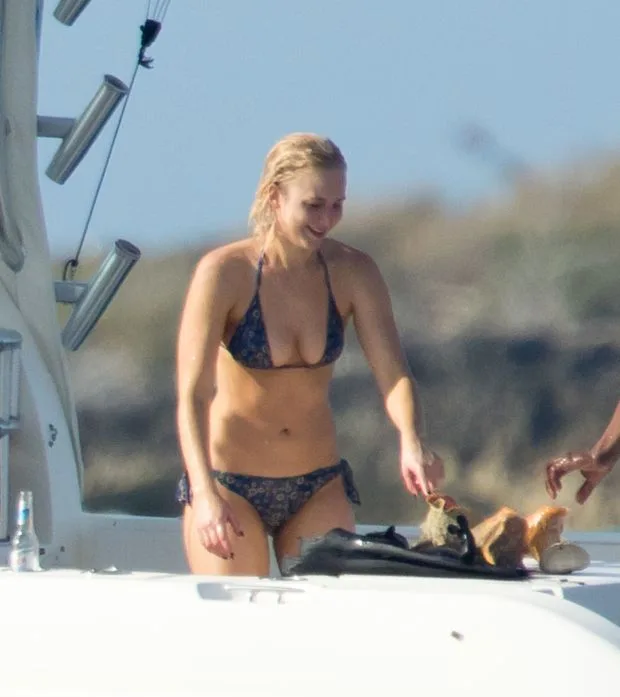 EXCLUSIVE: **STRICTLY NO WEB UNTIL 2AM GMT FEB 6TH**PREMIUM EXCLUSIVE RATES APPLY**Jennifer Lawrence shows off her bikini body while diving for Conch in the Bahamas.