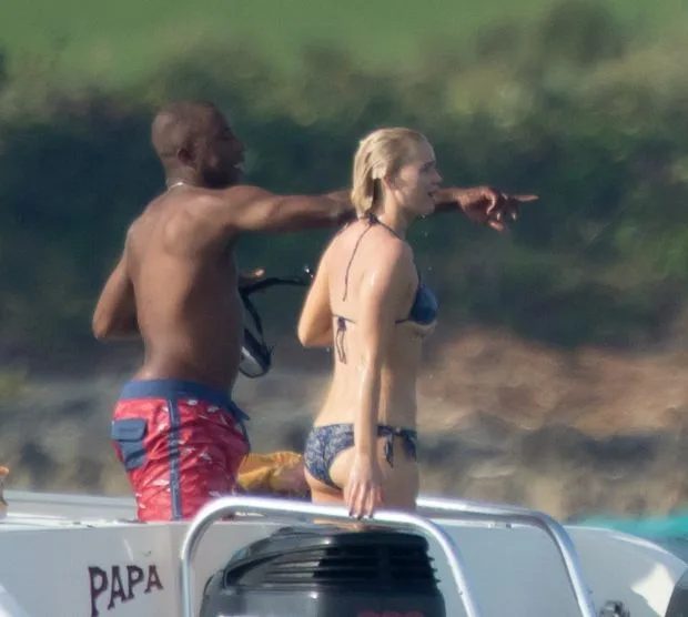 EXCLUSIVE: **STRICTLY NO WEB UNTIL 2AM GMT FEB 6TH**PREMIUM EXCLUSIVE RATES APPLY**Jennifer Lawrence shows off her bikini body while diving for Conch in the Bahamas.