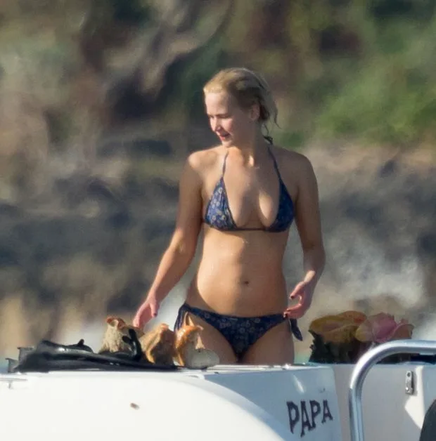 EXCLUSIVE: **STRICTLY NO WEB UNTIL 2AM GMT FEB 6TH**PREMIUM EXCLUSIVE RATES APPLY**Jennifer Lawrence shows off her bikini body while diving for Conch in the Bahamas.