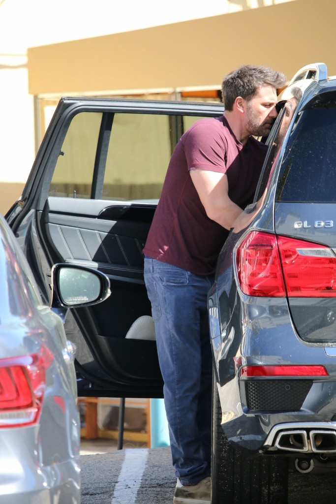 Ben Affleck takes his shirt off