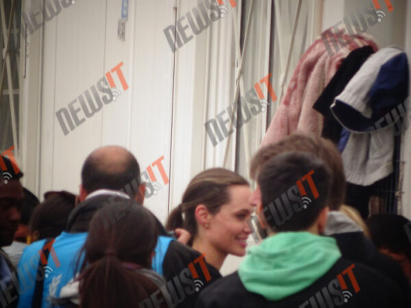 Η Άφιξη της Angelina Jolie στον Ελαιώνα και η θερμή υποδοχή.