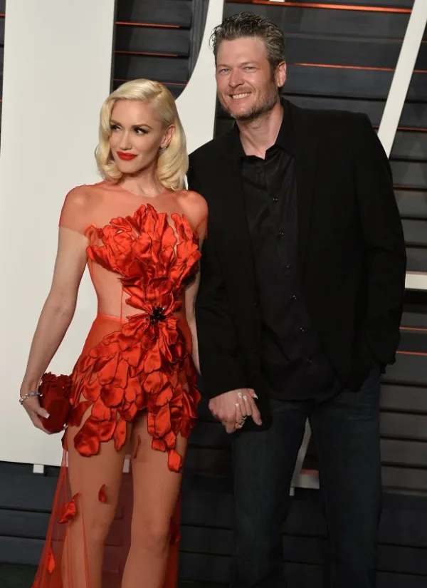 Η Gwen Stefani με κόκκινη διάφανη τουαλέτα και ο Blake Shelton σε επίσημη εκδήλωση.