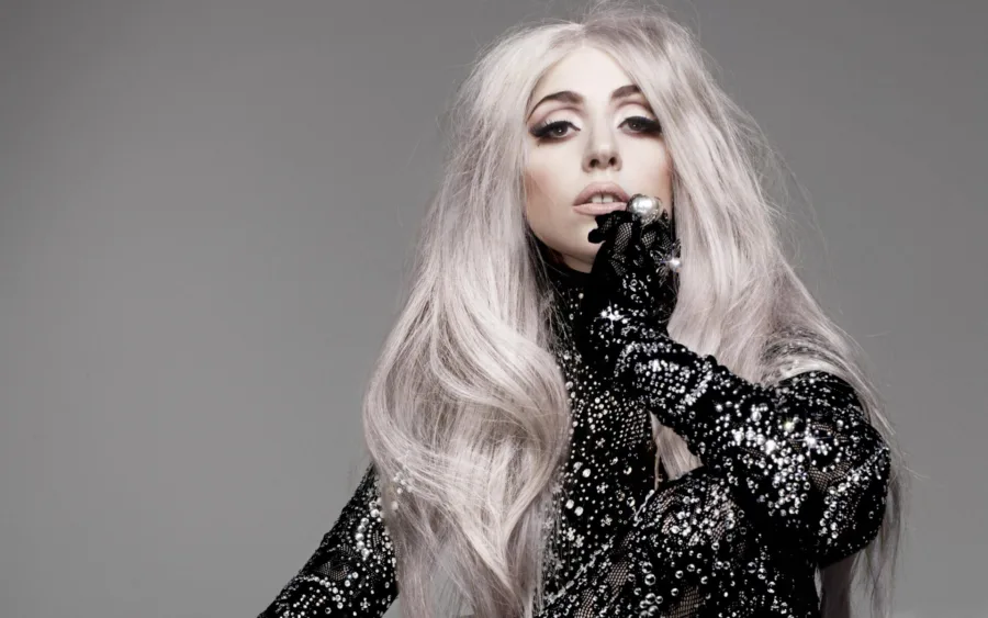 Η Lady Gaga με μακριά πλατινέ μαλλιά και μαύρο φόρεμα με στρας.
