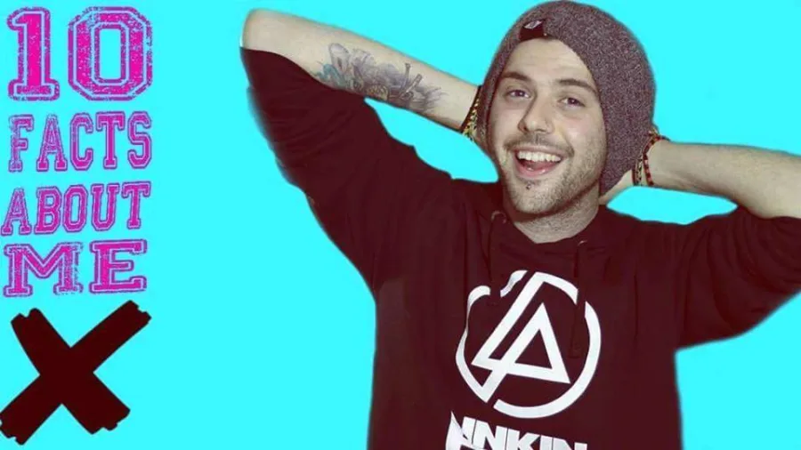 Ο YouTuber Noz με σκούφο και μπλούζα Linkin Park.
