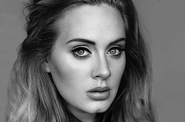 Κοντινό ασπρόμαυρο πορτρέτο της Adele.