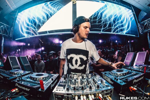 O Avicii αποσύρεται από τις live συναυλίες και εγκαταλείπει τη μουσική