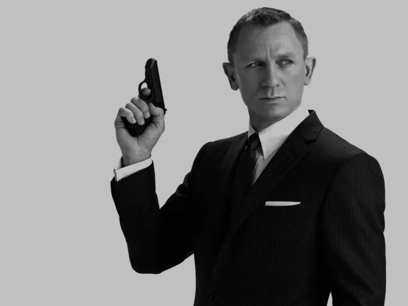 Ο Daniel Craig ως James Bond με όπλο, προετοιμάζεται για τις θρυλικές ταινίες του που έρχονται στο Netflix.