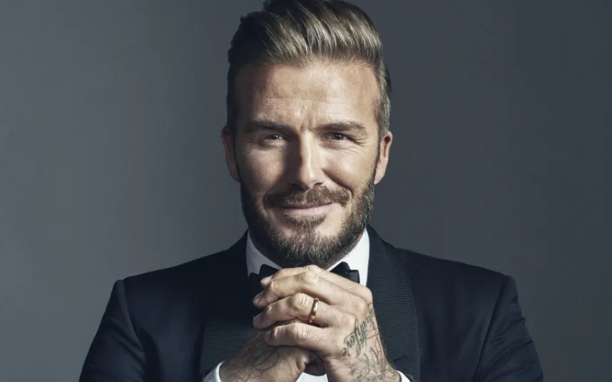 Ο David Beckham με κοστούμι και παπιγιόν.