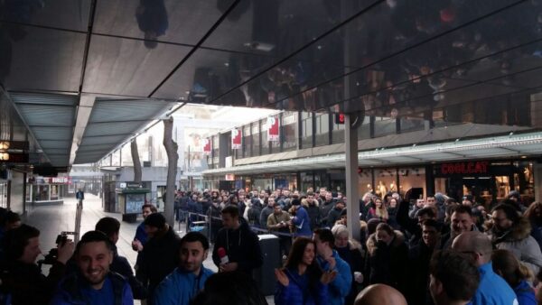 Ουρές στα Samsung Stores για την αγορά του Samsung Galaxy S7!