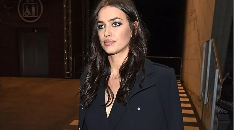 Η Irina Shayk με μαύρο σακάκι και έντονο μακιγιάζ στα μάτια.