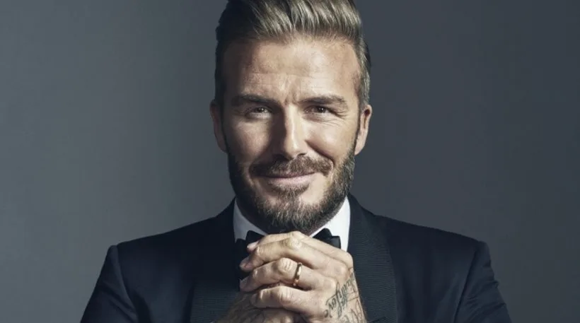 Ο David Beckham με κοστούμι και παπιγιόν.