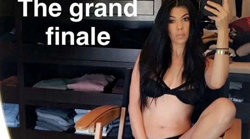Η Kourtney Kardashian ποζάρει με μαύρα εσώρουχα σε selfie.