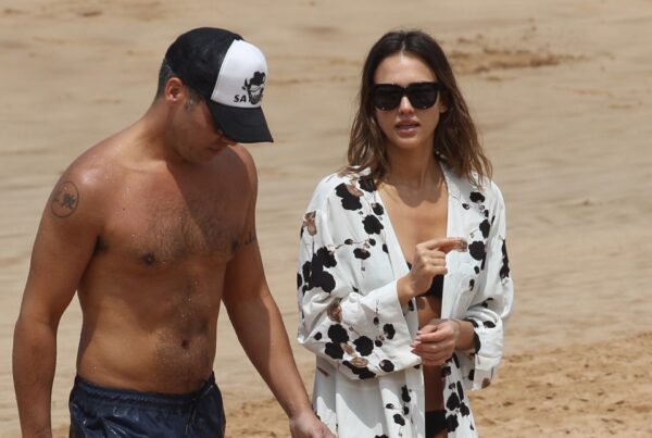 Η Jessica Alba αποκαλύπτει το σμιλεμένο της κορμί στην Χαβάη μαζί με τον σύντροφό της!