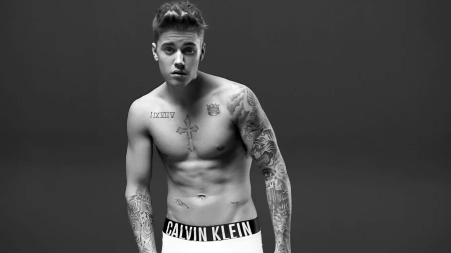 Ο Justin Bieber ποζάρει ημίγυμνος για καμπάνια εσωρούχων.