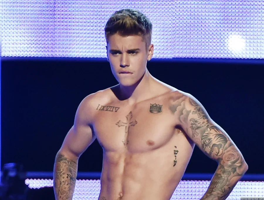 Ο Justin Bieber χωρίς μπλούζα στη σκηνή, επιδεικνύοντας τα τατουάζ του.
